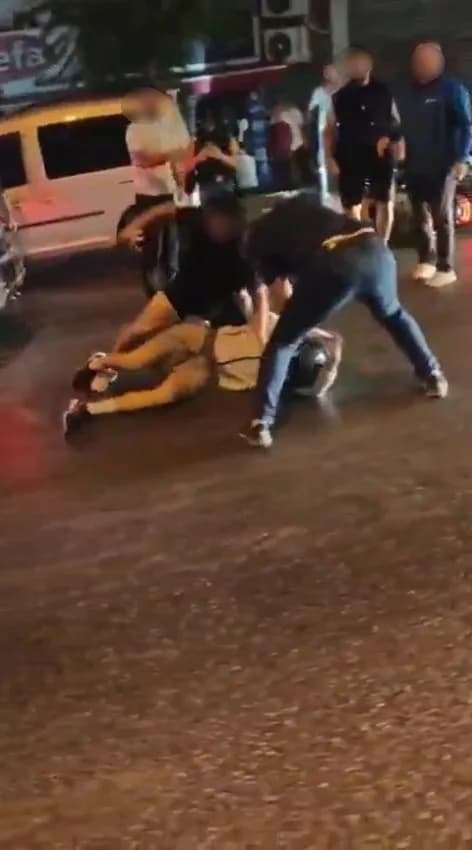 Antalya’da motosikletli genç korna çalma tartışması nedeniyle 3 kişi tarafından cadde ortasında tekme ve yumruklarla öld