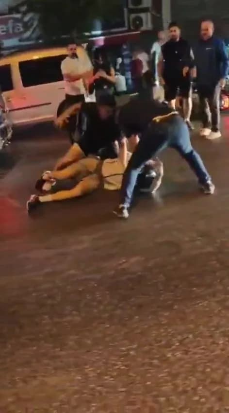 Antalya’da motosikletli genç korna çalma tartışması nedeniyle 3 kişi tarafından cadde ortasında tekme ve yumruklarla öld