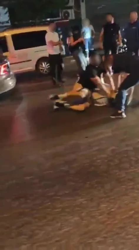 Antalya’da motosikletli genç korna çalma tartışması nedeniyle 3 kişi tarafından cadde ortasında tekme ve yumruklarla öld