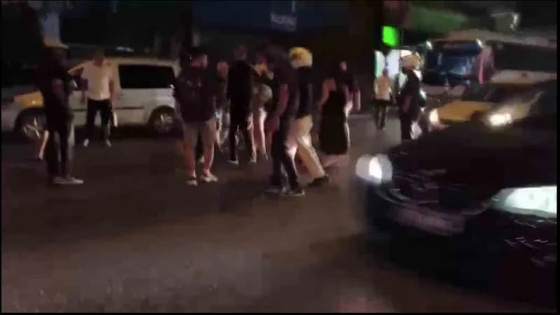 Antalya’da motosikletli genç korna çalma tartışması nedeniyle 3 kişi tarafından cadde ortasında tekme ve yumruklarla öld