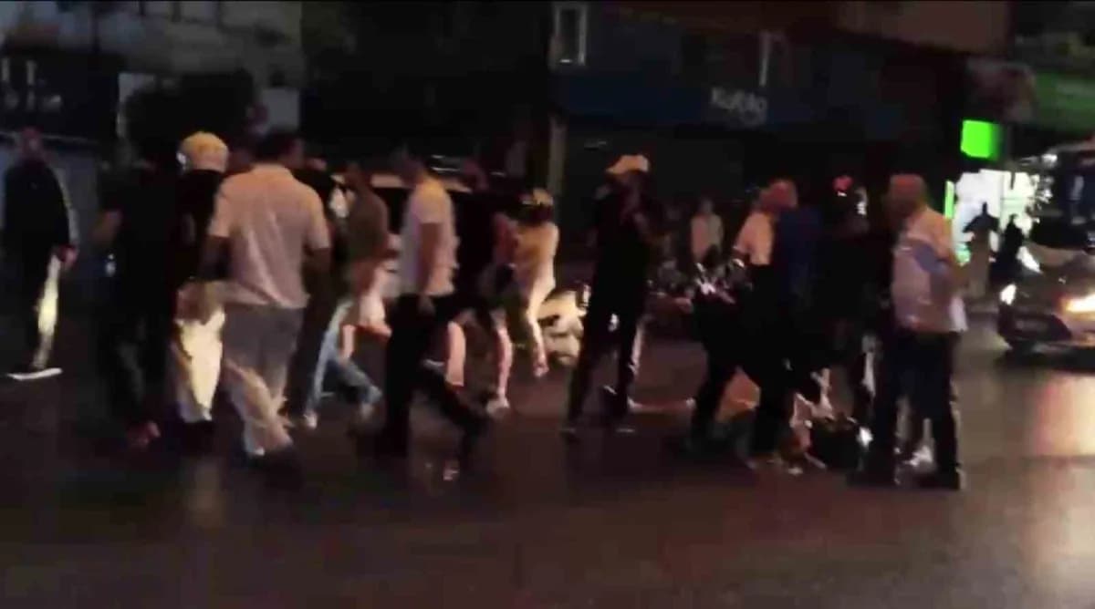 Antalya Muratpaşa'da motosikletli genç, korna tartışması sonrası cadde ortasında darbedildiği anlar