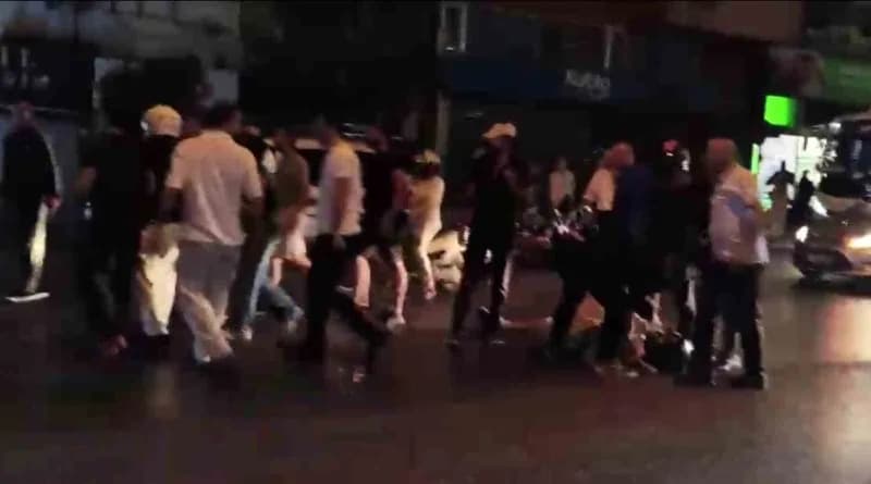 Antalya Muratpaşa'da motosikletli genç, korna tartışması sonrası cadde ortasında darbedildiği anlar