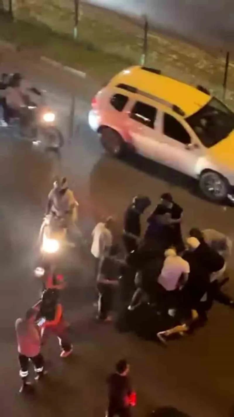 Antalya’da motosikletli genç korna çalma tartışması nedeniyle 3 kişi tarafından cadde ortasında tekme ve yumruklarla öld