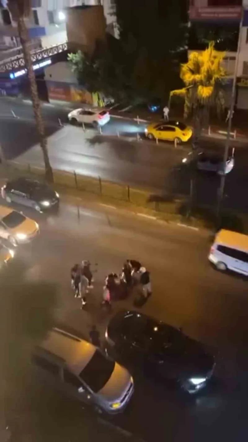 Antalya’da motosikletli genç korna çalma tartışması nedeniyle 3 kişi tarafından cadde ortasında tekme ve yumruklarla öld