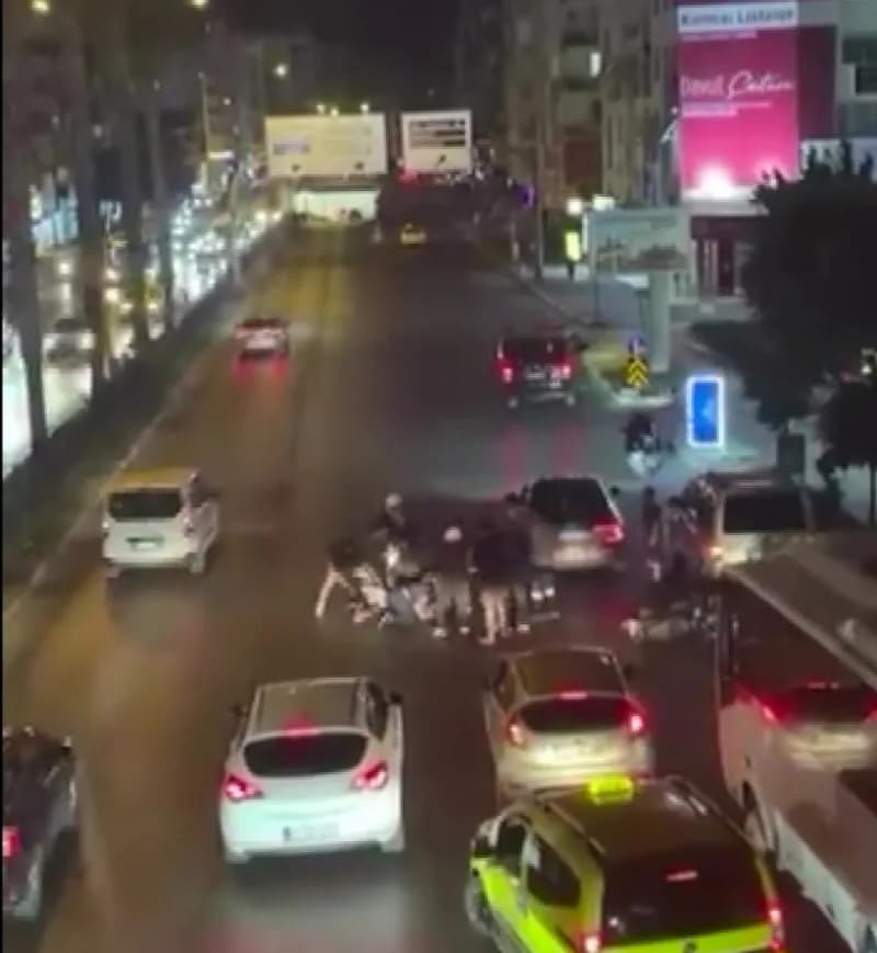 Antalya’da motosikletli genç korna çalma tartışması nedeniyle 3 kişi tarafından cadde ortasında tekme ve yumruklarla öld