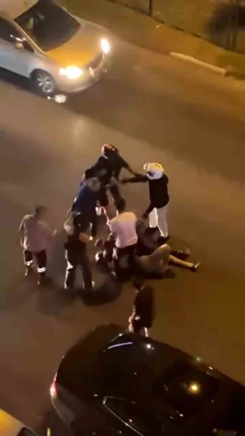 Antalya’da motosikletli genç korna çalma tartışması nedeniyle 3 kişi tarafından cadde ortasında tekme ve yumruklarla öld