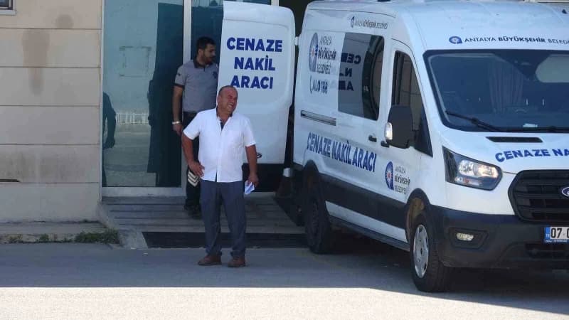 Cenazeyi teslim alan ağabeyi gözyaşlarına hakim olamadı.