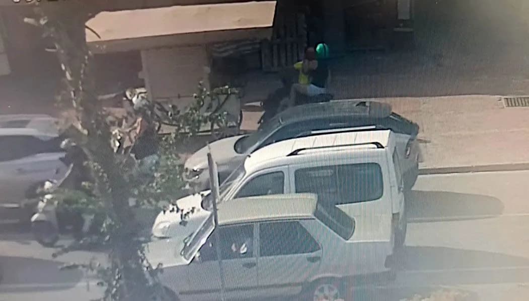 Antalya'nın manavgat ilçesinde kırmızı ışıkta beklerken bir anda kaldırıma çıkıp seyyar büfeye çarparak devrilen motosik