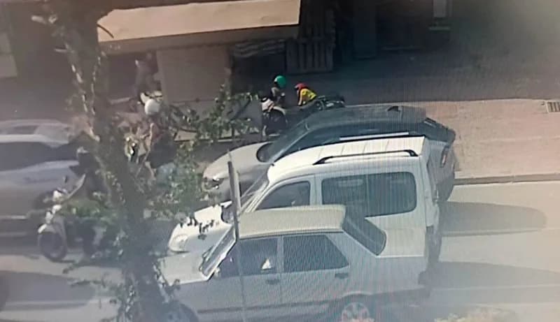 Antalya'nın manavgat ilçesinde kırmızı ışıkta beklerken bir anda kaldırıma çıkıp seyyar büfeye çarparak devrilen motosik