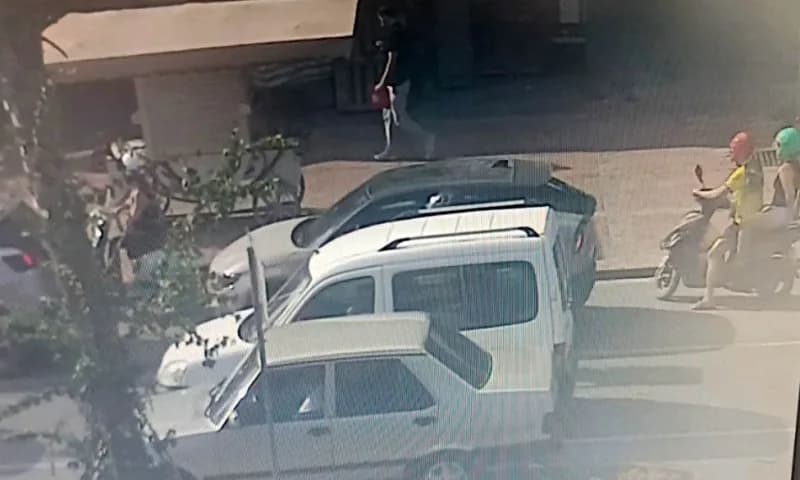 Antalya'nın manavgat ilçesinde kırmızı ışıkta beklerken bir anda kaldırıma çıkıp seyyar büfeye çarparak devrilen motosik