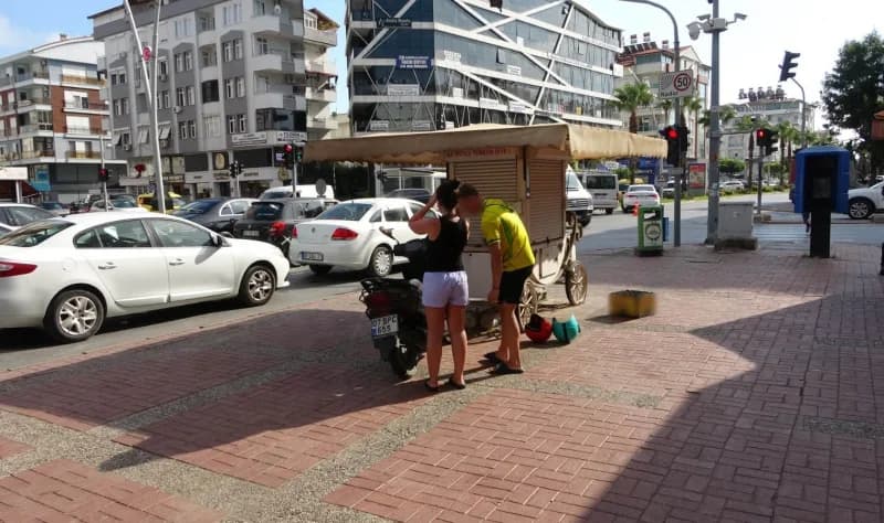 Antalya'nın manavgat ilçesinde kırmızı ışıkta beklerken bir anda kaldırıma çıkıp seyyar büfeye çarparak devrilen motosik