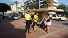 Antalya Manavgat'ta kırmızı ışıkta bekleyen motosikletin kaldırıma çıkarak seyyar büfeye çarpması sonucu devrilen motosi
