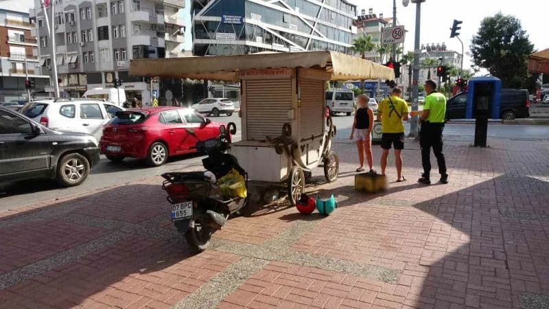 Antalya'nın manavgat ilçesinde kırmızı ışıkta beklerken bir anda kaldırıma çıkıp seyyar büfeye çarparak devrilen motosik