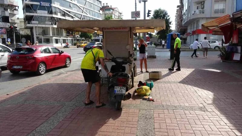 Antalya'nın manavgat ilçesinde kırmızı ışıkta beklerken bir anda kaldırıma çıkıp seyyar büfeye çarparak devrilen motosik