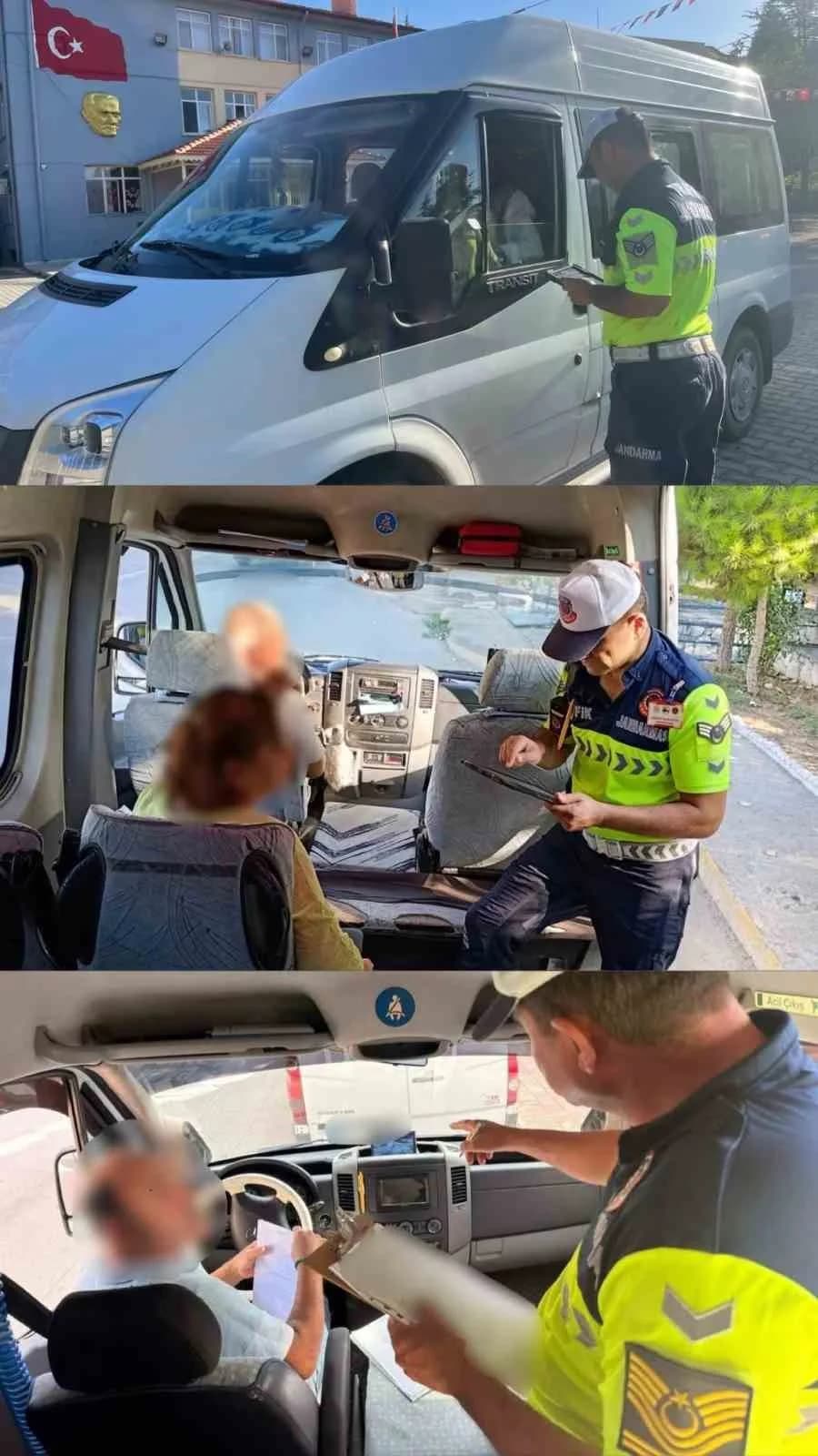 Antalya’da okul servis araçlarına yönelik jandarma denetimi sırasında kontrol yapılan servis araçları