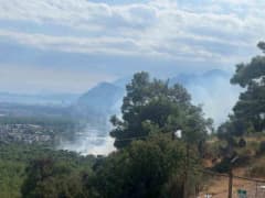 Antalya Kepez Santral Mahallesi’nde çıkan orman yangınına müdahale eden itfaiye ekipleri ve hava araçları