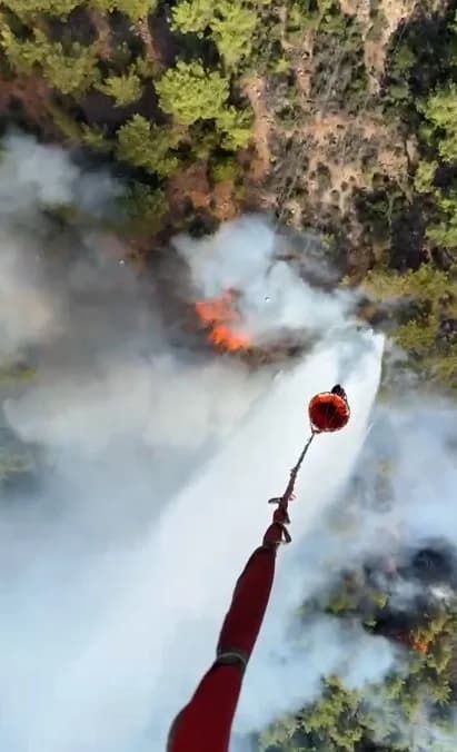 Yangına 2 uçak, 4 helikopter, 8 arazöz, 3 su ikmal aracı, 2 ilk müdahale aracıyla 75 yangın işçisi ve itfaiye ekipleri,