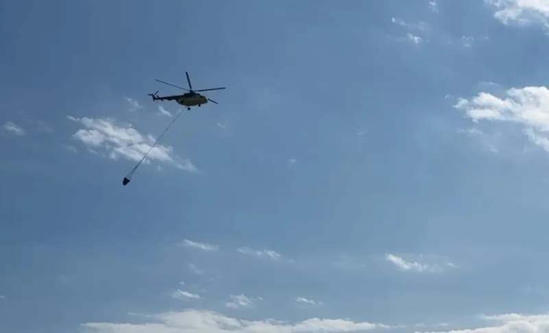 Yangına 2 uçak, 4 helikopter, 8 arazöz, 3 su ikmal aracı, 2 ilk müdahale aracıyla 75 yangın işçisi ve itfaiye ekipleri,