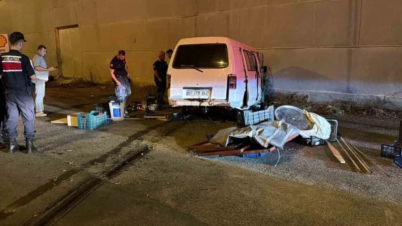 Antalya'da kontrolden çıkan panelvan araç, önce refüjdeki aydınlatma direğine, ardından yol kenarındaki seraya çarptı.
