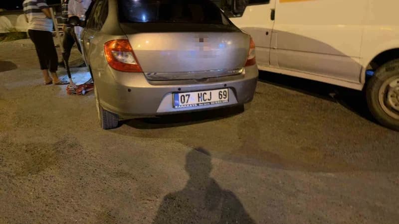 Antalya'da kontrolden çıkan panelvan araç, önce refüjdeki aydınlatma direğine, ardından yol kenarındaki seraya çarptı.