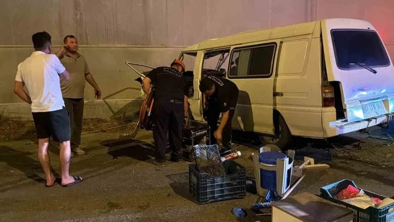 Antalya Gazipaşa'da kontrolden çıkan panelvan aracın aydınlatma direğine çarptığı kaza sonrası görüntü