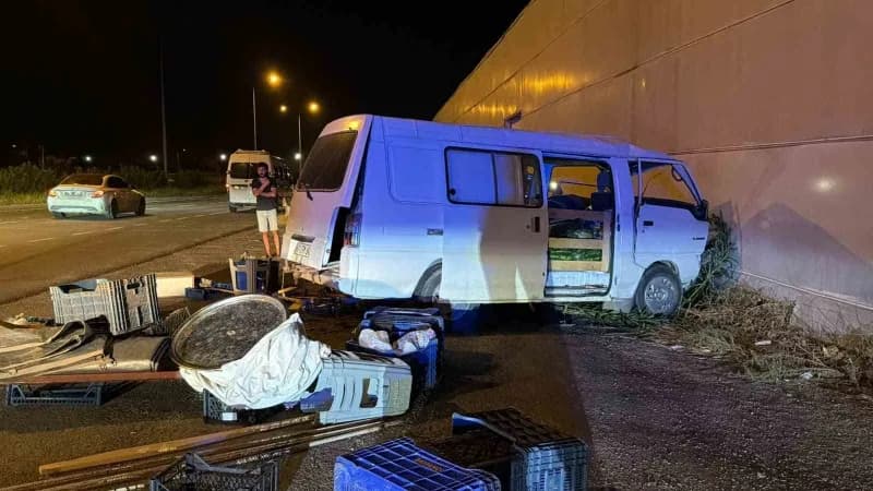 Antalya'da kontrolden çıkan panelvan araç, önce refüjdeki aydınlatma direğine, ardından yol kenarındaki seraya çarptı.