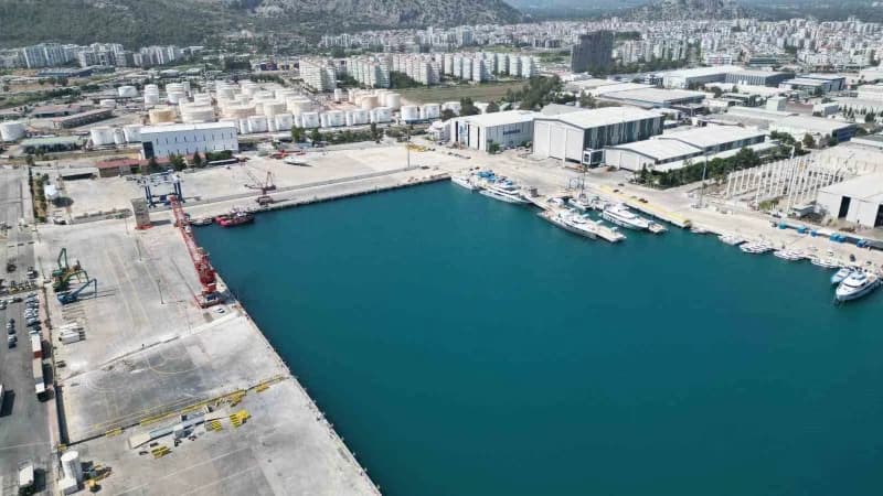 Antalya Serbest Bölgesi’nde ticaret hacmi ve ihracat artışını gösteren grafik ve üretim alanları