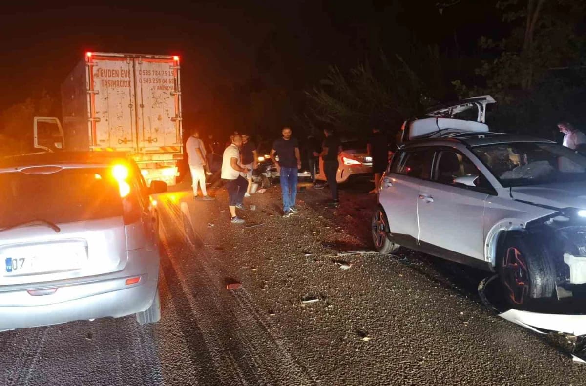 Antalya’nın manavgat ilçesinde 1’i kamyon 4 aracın karıştığı zincirleme trafik kazasında ortalık savaş alanına döndü.