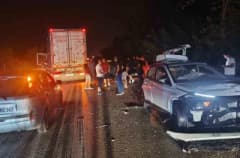 Antalya Serik'te 4 aracın karıştığı zincirleme trafik kazasında hasar gören araçlar ve yolun kapanması