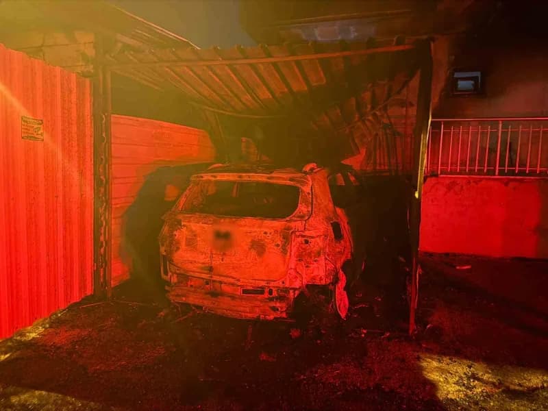 Antalya’nın Serik ilçesinde garajda park halindeki otomobilde çıkan yangın, 3 katlı binaya sıçradı. Yangında otomobil ku
