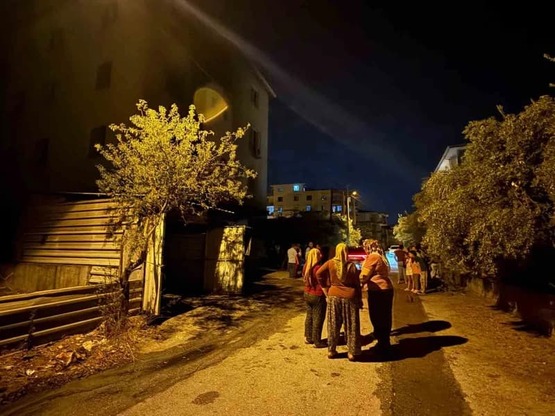 Yangını fark eden Mahalle sakinleri panikle dışarı çıkarken, ihbar üzerine adrese İtfaiye ve polis ekipleri sevk edildi.
