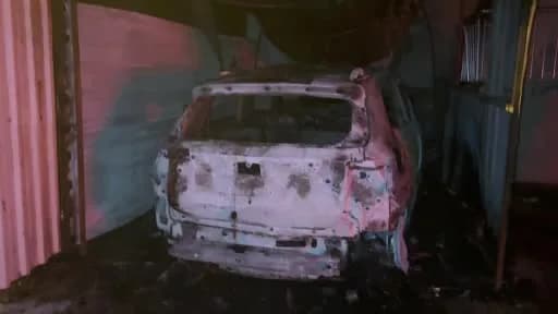 Antalya Serik ilçesinde garajda çıkan yangında alevler otomobili ve 3 katlı binayı sardı