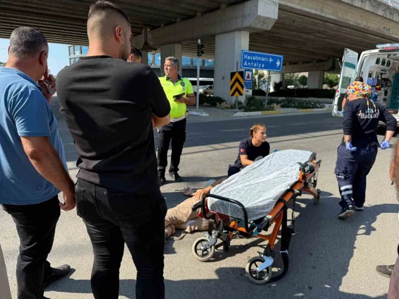 Antalya'nın Serik ilçesinde denetimli toplu taşıma otobüsü ile motosikletin çarpışması sonucu meydana gelen trafik kazas