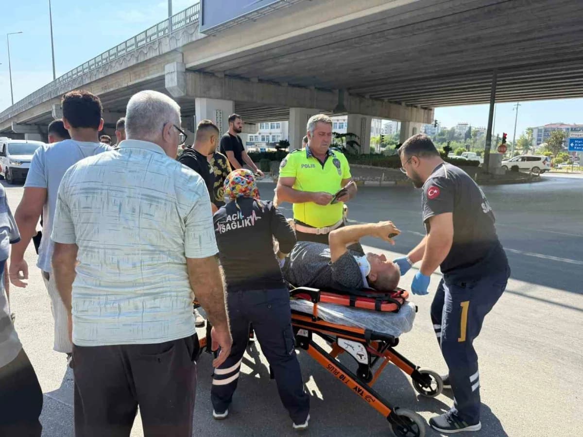 Antalya Serik'te denetimli toplu taşıma otobüsü ile motosikletin çarpıştığı trafik kazası sonrası yaralı sürücü sedyede