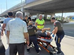 Antalya Serik'te denetimli toplu taşıma otobüsü ile motosikletin çarpıştığı trafik kazası sonrası yaralı sürücü sedyede