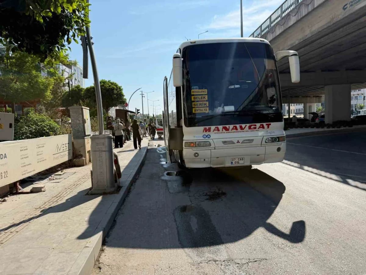 Antalya'nın Serik ilçesinde denetimli toplu taşıma otobüsü ile motosikletin çarpışması sonucu meydana gelen trafik kazas