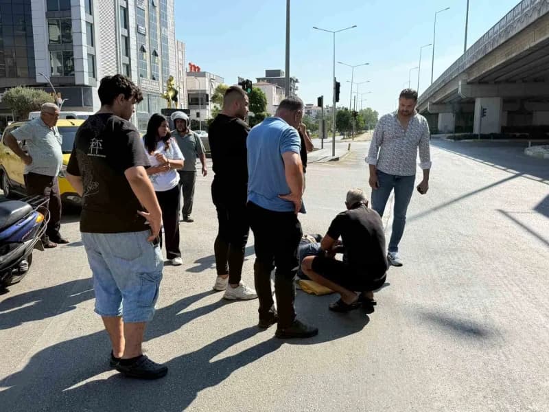 Antalya'nın Serik ilçesinde denetimli toplu taşıma otobüsü ile motosikletin çarpışması sonucu meydana gelen trafik kazas