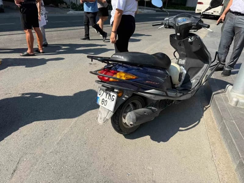 Antalya'nın Serik ilçesinde denetimli toplu taşıma otobüsü ile motosikletin çarpışması sonucu meydana gelen trafik kazas