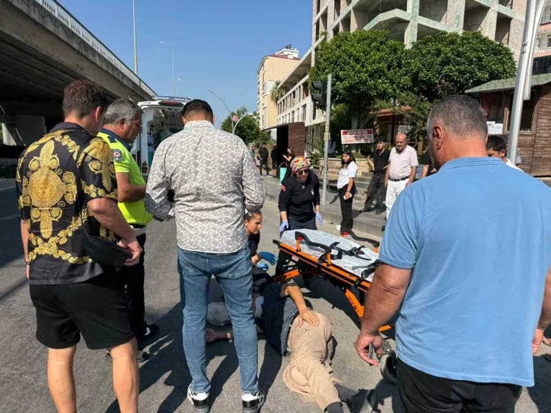 Antalya'nın Serik ilçesinde denetimli toplu taşıma otobüsü ile motosikletin çarpışması sonucu meydana gelen trafik kazas