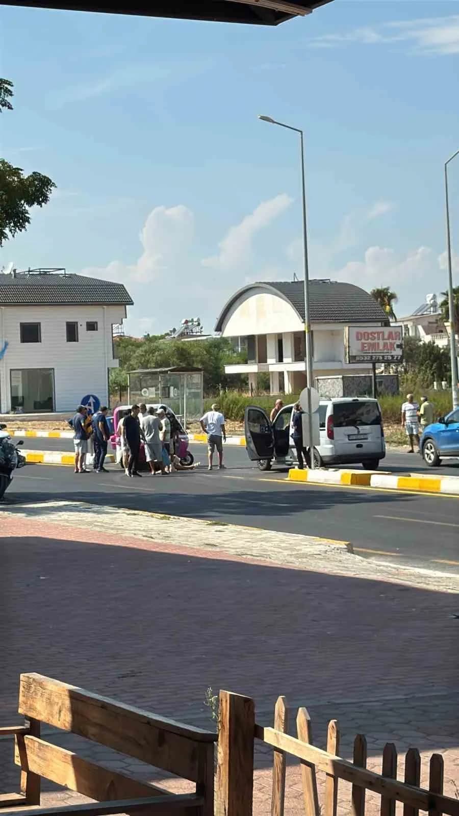 Antalya’nın Serik ilçesinde hafif ticari araç ile 3 tekerlekli motosikletin çarpışması sonucu meydana gelen trafik kazas