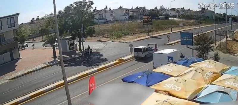 Antalya Serik'te hafif ticari araç ile 3 tekerlekli motosikletin çarpıştığı trafik kazası sonrası olay yeri