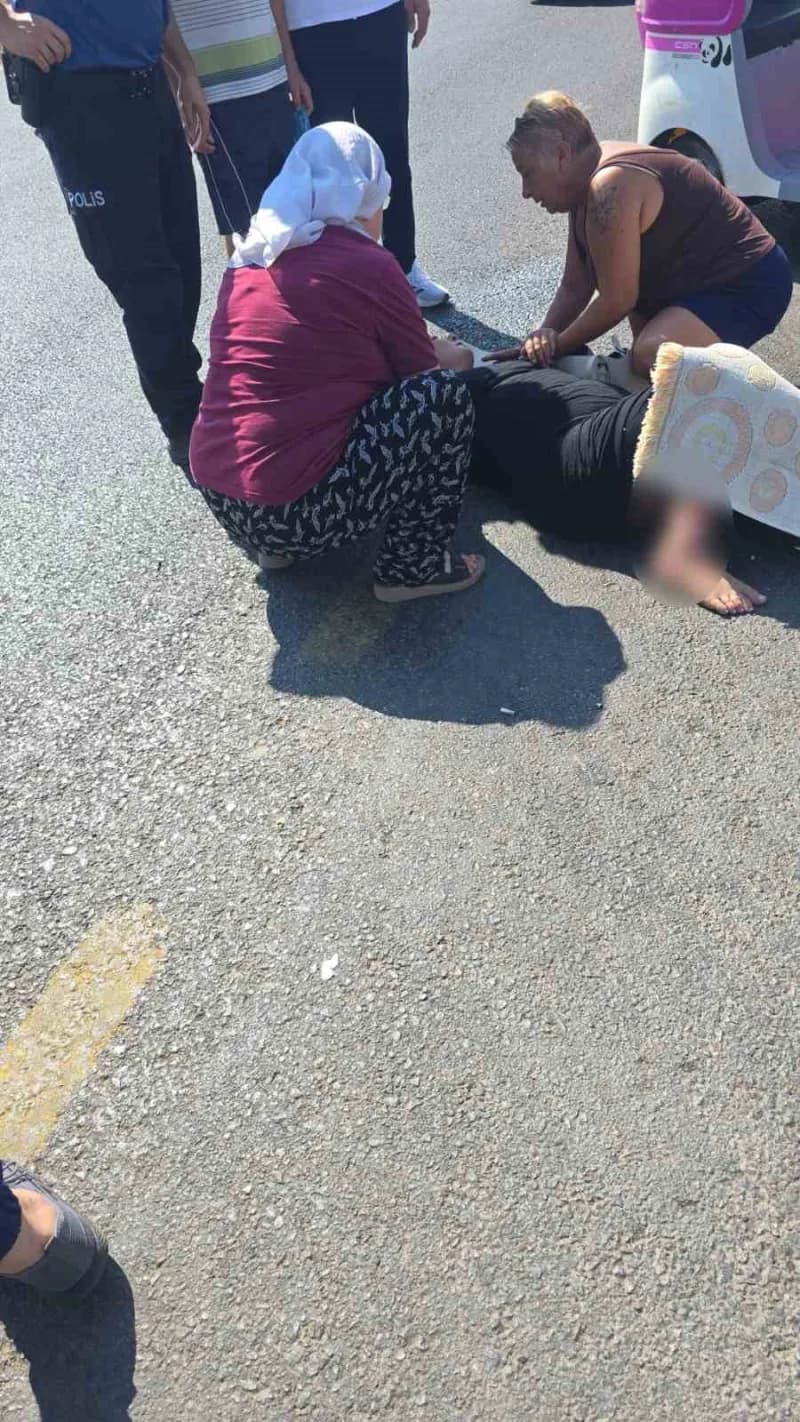 Antalya’nın Serik ilçesinde hafif ticari araç ile 3 tekerlekli motosikletin çarpışması sonucu meydana gelen trafik kazas