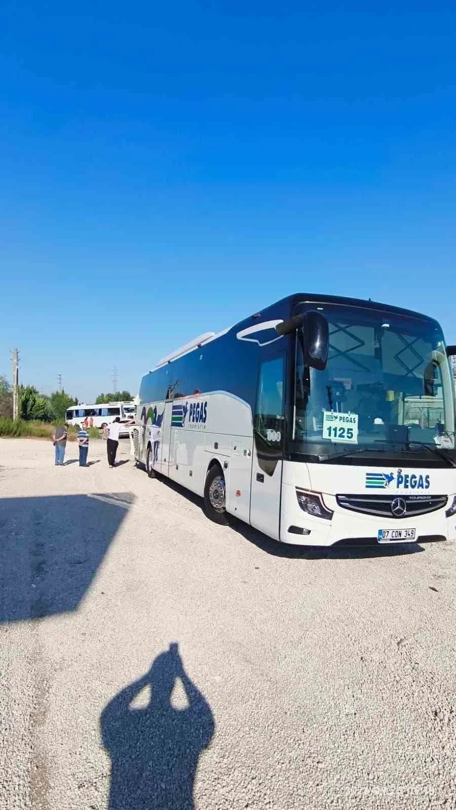 Antalya’nın Serik ilçesinde tur otobüsü ile servis minibüsünün çarpışması sonucu meydana gelen kazada 6 kişi yaralandı.