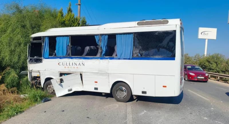 Antalya Serik ilçesinde tur otobüsü ile servis minibüsünün çarpıştığı trafik kazası sonrası olay yeri
