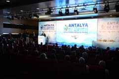 Antalya Su Zirvesi’nde katılımcılar Mimar Sinan Kongre Merkezi’nde suyun geleceği ve sürdürülebilirlik konularını tartış