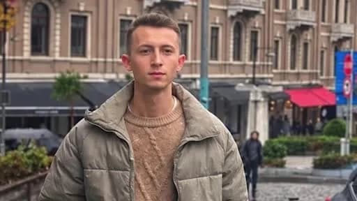 Antalya Konyaaltı Sahili'nde SUP yaparken boğulan genç için cenaze aracının önünde gözyaşı döken anne
