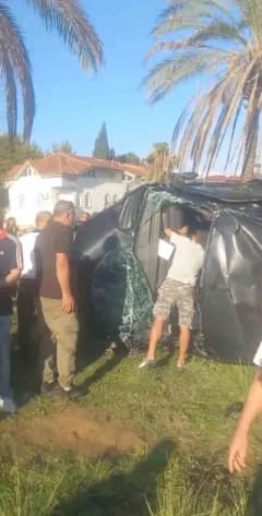 Antalya Manavgat'ta tur minibüsü, kamyonet ve otomobilin karıştığı kazada olay yeri ve sağlık ekipleri