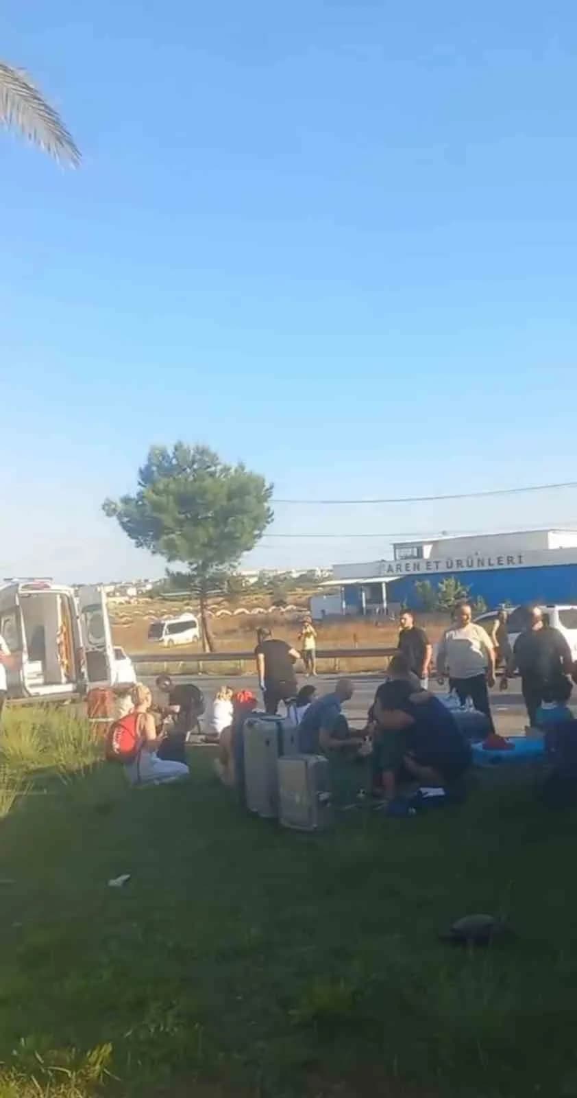 Antalya'nın Manavgat ilçesinde tur minibüsü, kamyonet ve otomobilin çarpışması sonucu meydana gelen trafik kazasında ilk