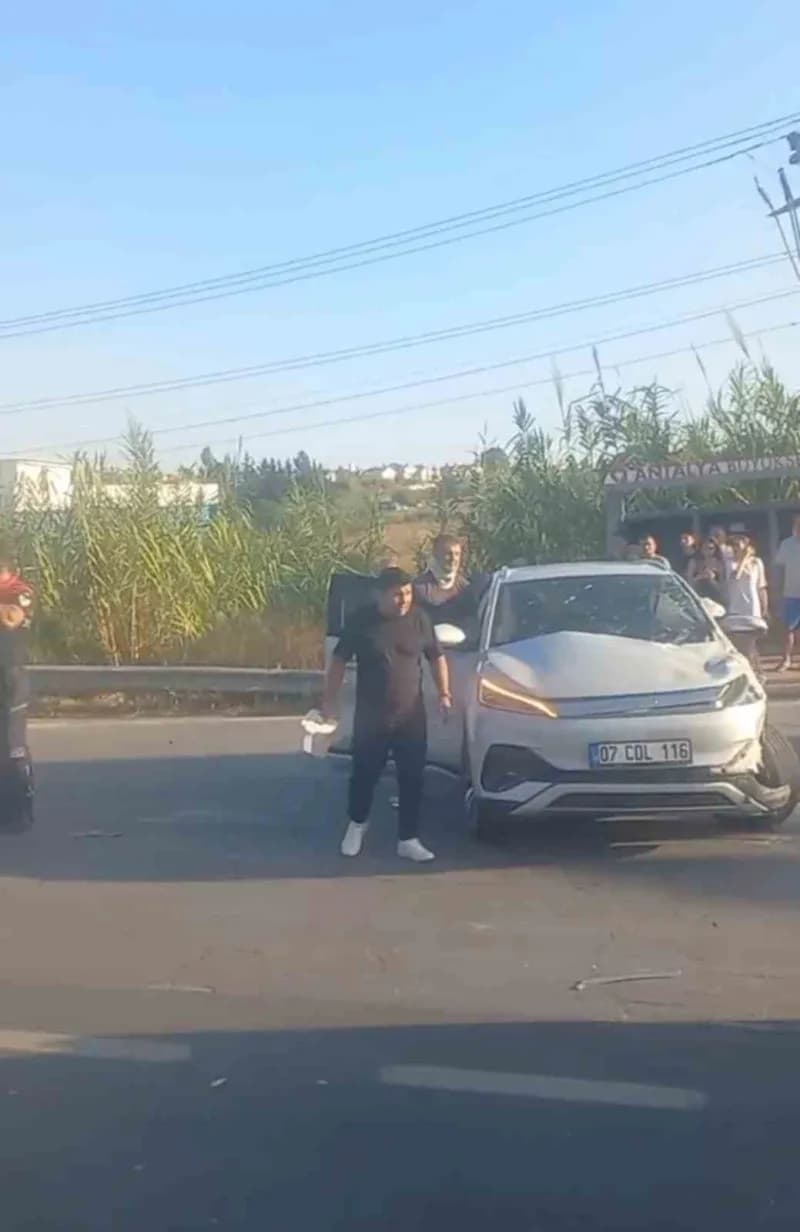 Antalya'nın Manavgat ilçesinde tur minibüsü, kamyonet ve otomobilin çarpışması sonucu meydana gelen trafik kazasında ilk