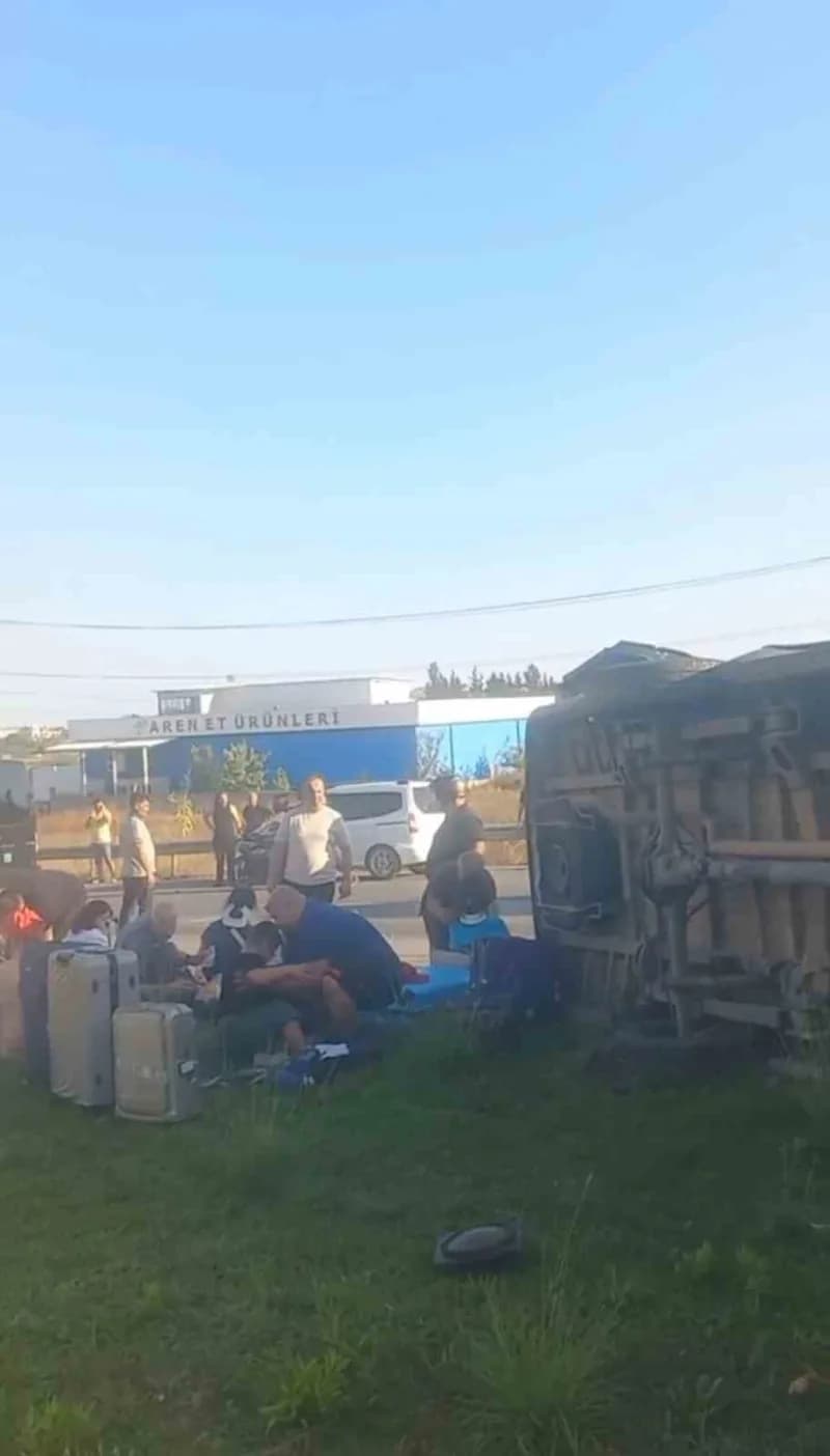Antalya'nın Manavgat ilçesinde tur minibüsü, kamyonet ve otomobilin çarpışması sonucu meydana gelen trafik kazasında ilk